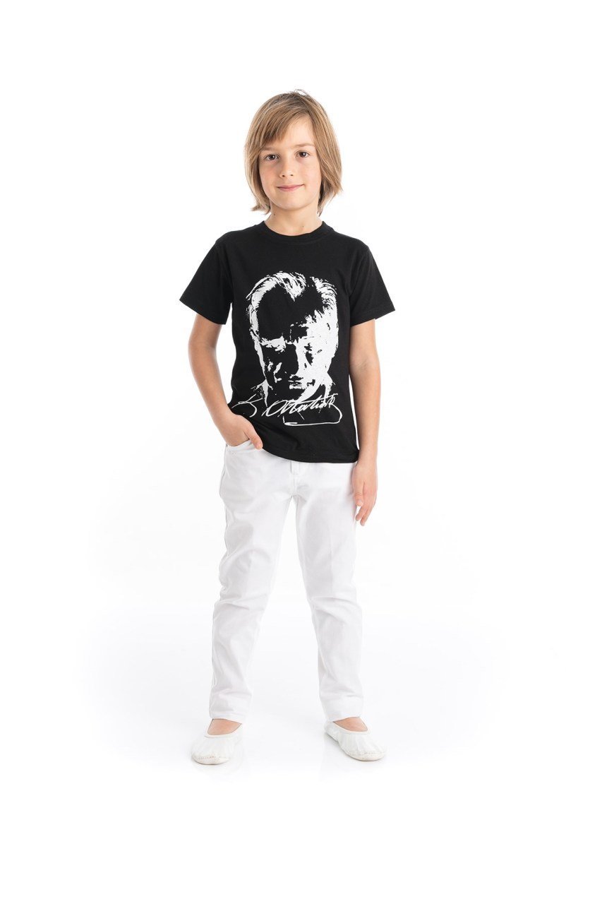 Erkek Çocuk Siyah Atatürk Baskılı Tişört Beyaz Pantolon Takım - 23 Nisan Kıyafetleri